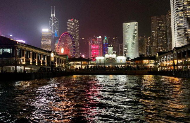 Symphony of Lights: Victoria Harbor Night Cruise - Luxury Dreamer - Foto 3